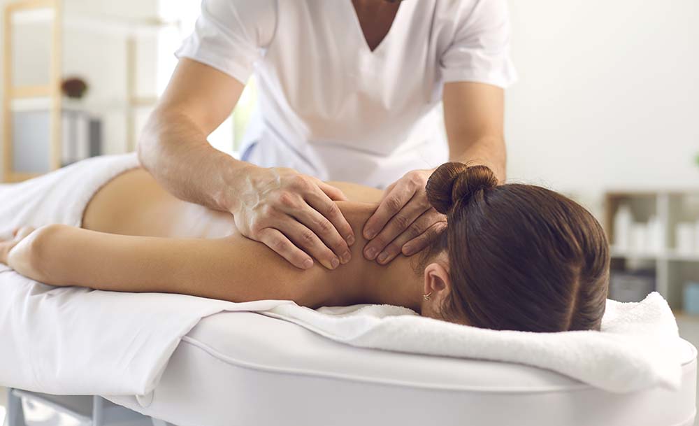 Person giving a massage on a customers' shoulder